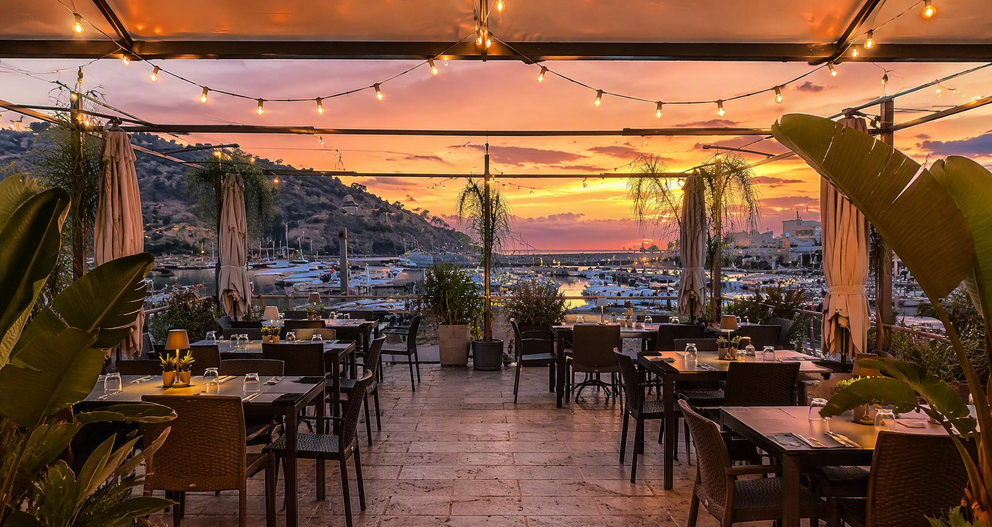 La terrazza di Victus al tramonto sul porto di Castellammare
